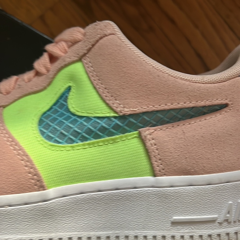 Very different Womens Nike Air Force 1 ‘07 SE - Picture 10 of 13